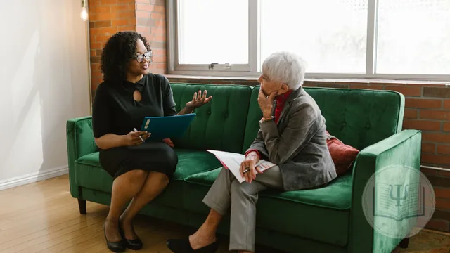 Psicóloga con una carpeta conversando con una mujer mayor durante una evaluación de deterioro cognitivo leve en una consulta luminosa