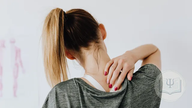 Mujer con la mano en el cuello por dolor crónico persistente antes de una sesión de tratamiento psicológico