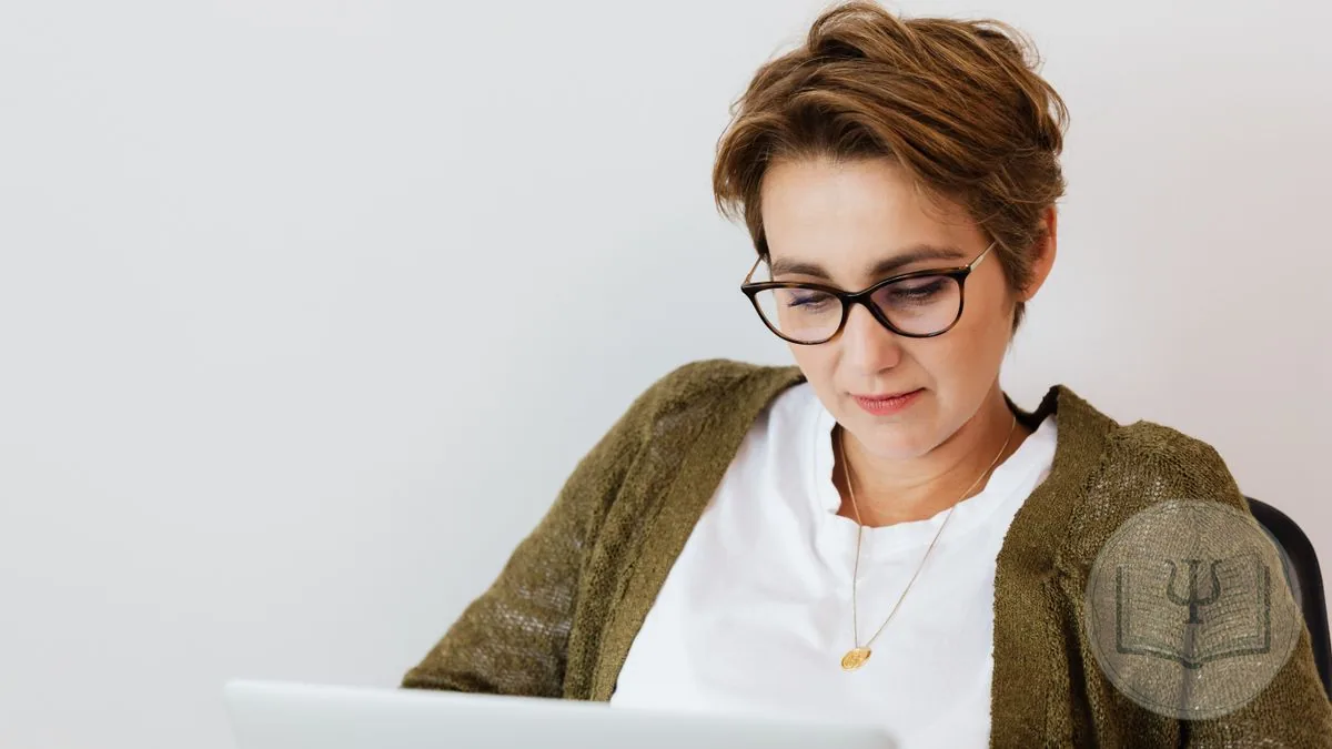 Psicóloga trabajando con su portátil mientras elige el mejor software para psicólogos para gestionar su consulta
