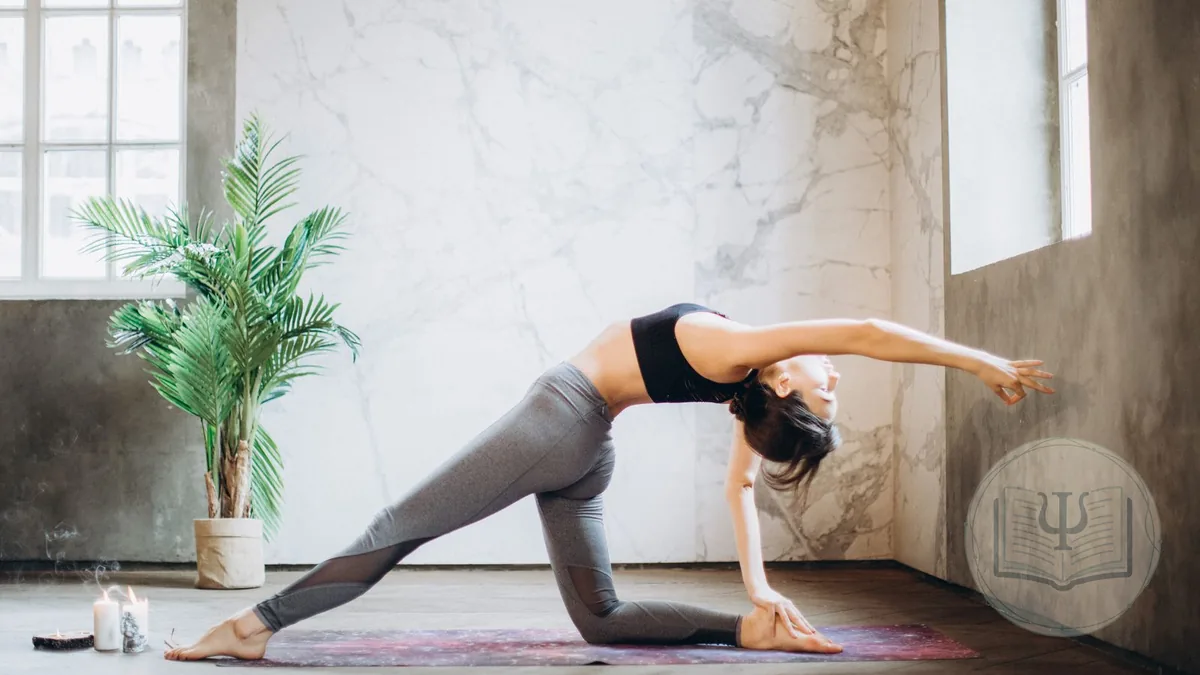 Psicòloga guiant un exercici de mindfulness amb un pacient a consulta