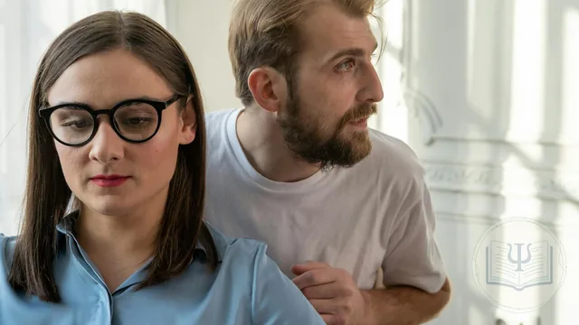 Psychologist conducting a first session with a patient