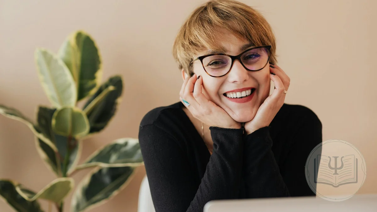 Paciente sonriente revisando sus citas en el portal del paciente de su psicóloga desde un dispositivo digital
