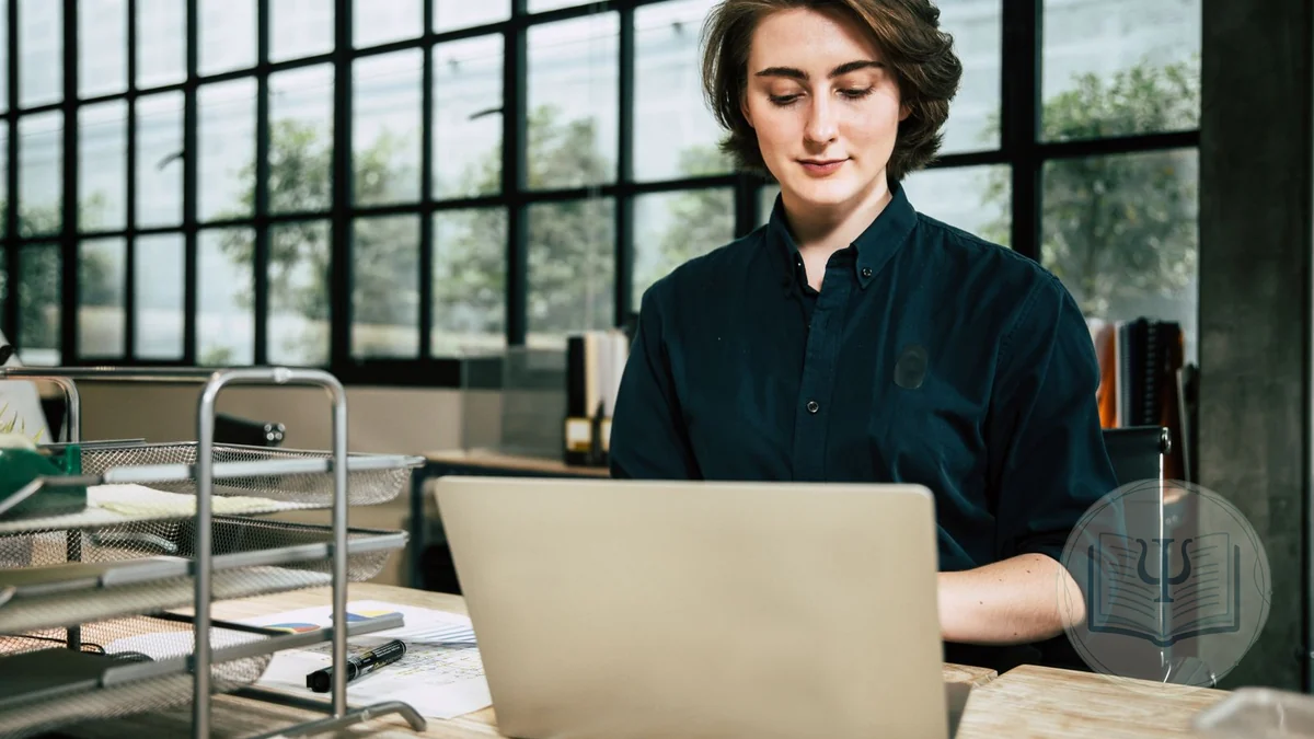 Psychologist using software for psychologists in her practice: agenda, patient file and invoicing