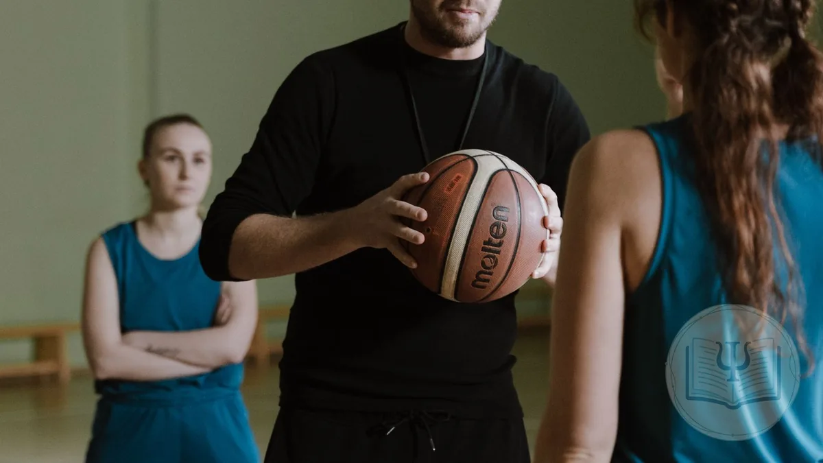 Psicòleg esportiu conversant amb dos esportistes abans d'un entrenament