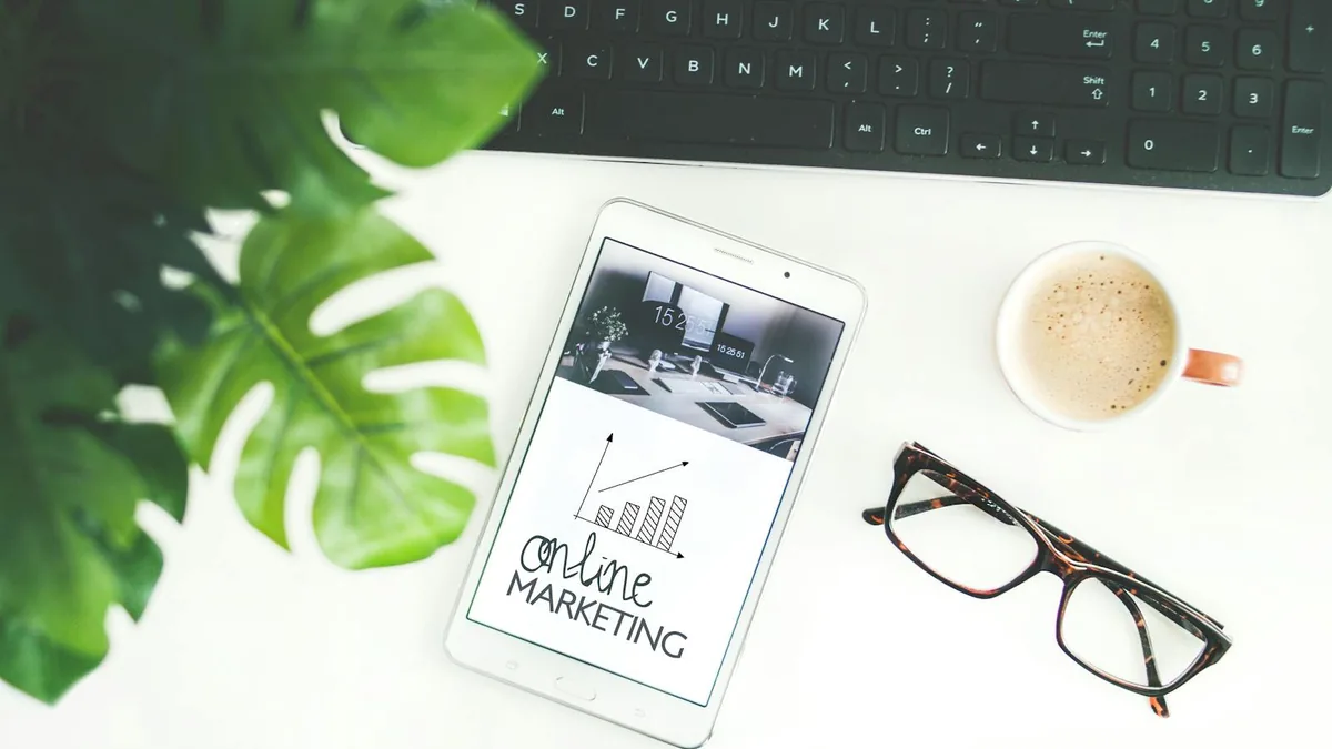 Smartphone sobre escritorio con panel de reseñas y reputación online junto a teclado, planta y café — reseñas Google para psicólogos