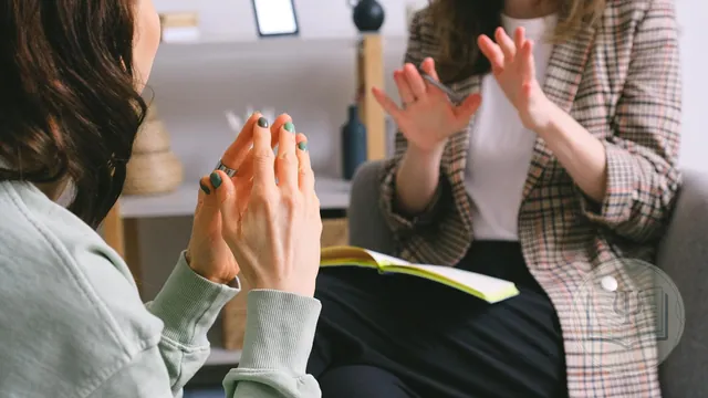 Therapist and patient in a private session: professional confidentiality in psychology
