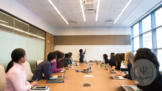 Equipo de psicólogos de una clínica reunido alrededor de una mesa para coordinar agendas y pacientes