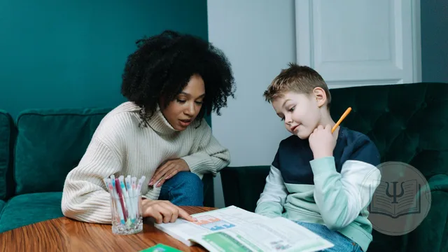 Psicopedagoga trabajando con un niño en una sesión de apoyo al aprendizaje