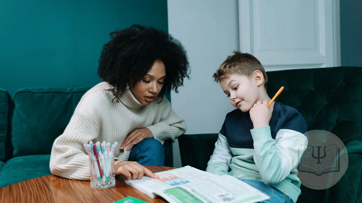 Psicopedagoga trabajando con un niño en una sesión de apoyo al aprendizaje