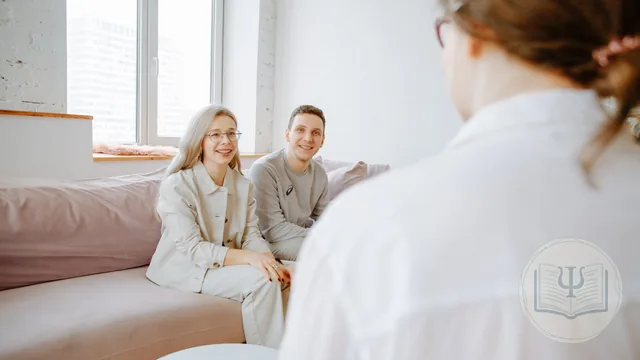 Terapeuta de pareja en una sesión con dos personas en una consulta luminosa
