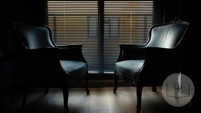 Dos sillones enfrentados en una consulta de terapia Gestalt, la disposición del trabajo con la silla vacía