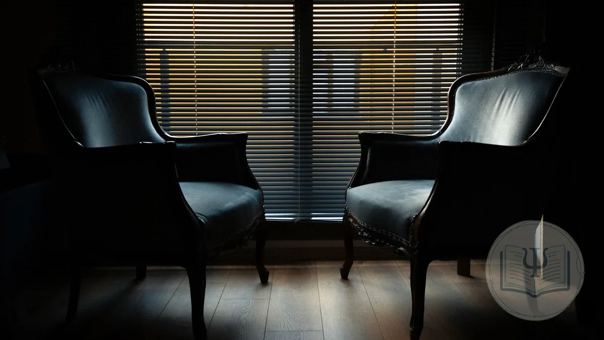 Dos sillones enfrentados en una consulta de terapia Gestalt, la disposición del trabajo con la silla vacía