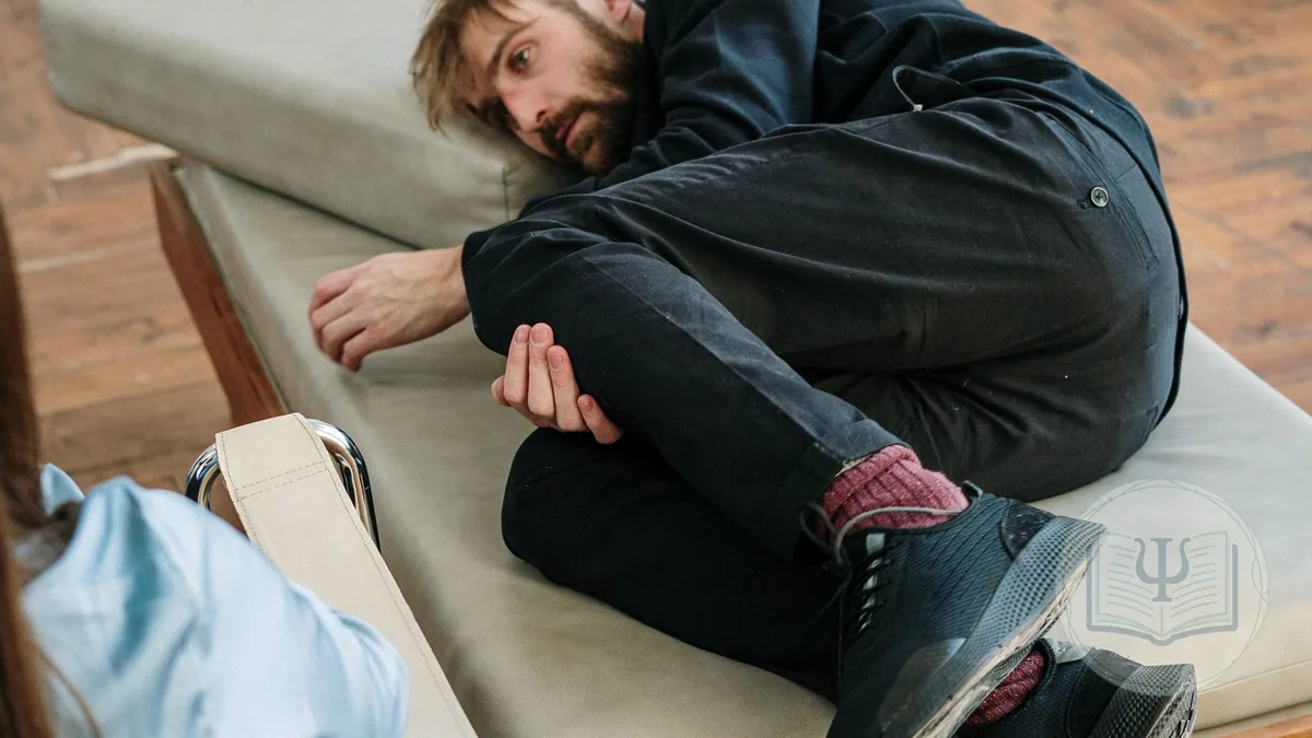 Sessió de tractament psicològic de la depressió entre psicòloga i pacient