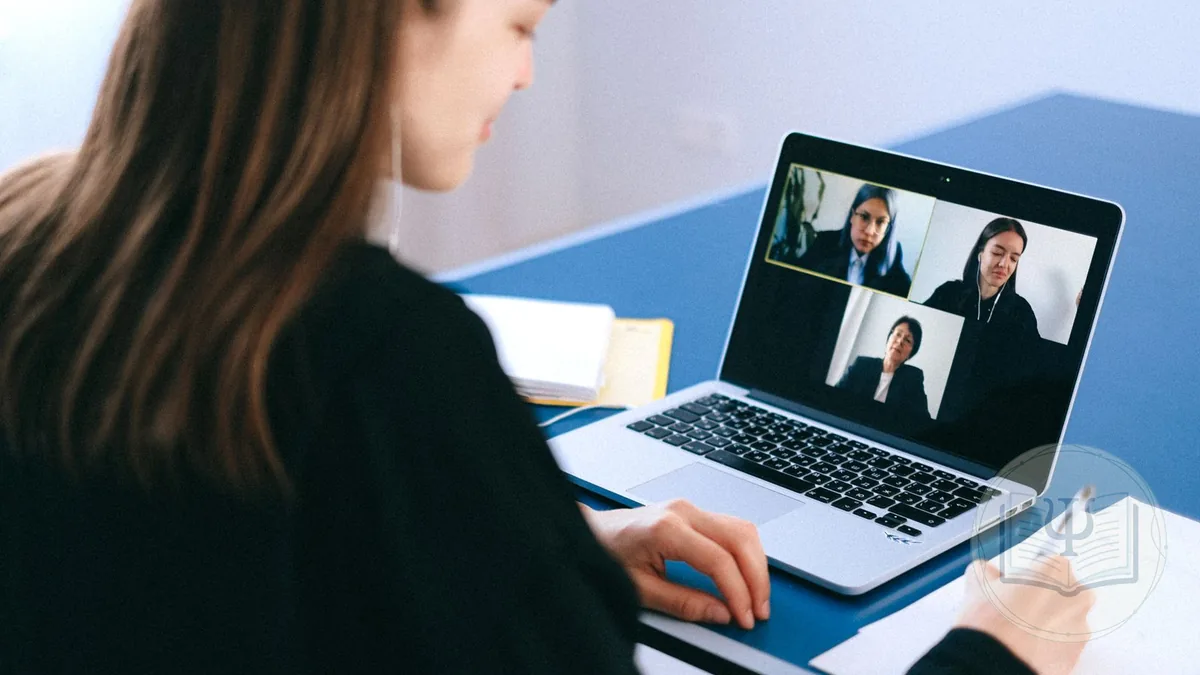 Videoconsulta de psicología: psicóloga atendiendo una sesión de terapia online por videollamada